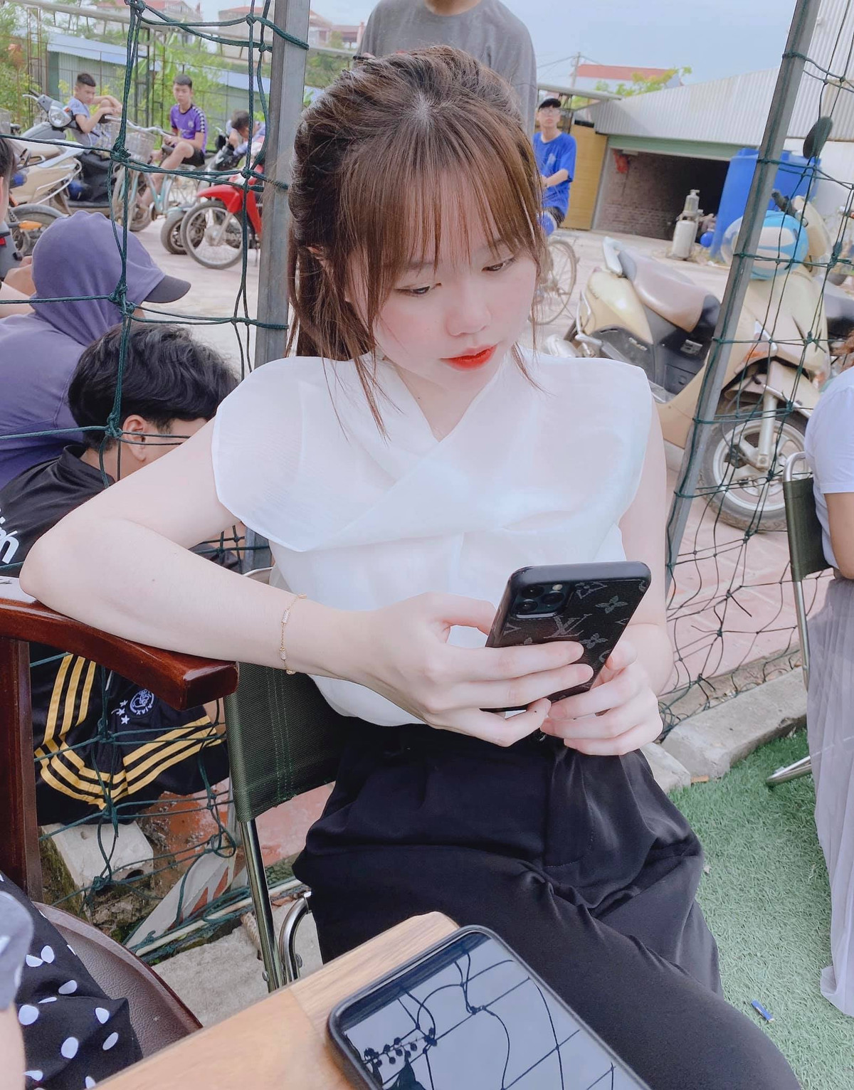 Huỳnh Anh sở hữu khá nhiều món phụ kiện đắt đỏ đến từ các thương hiệu thời trang hàng đầu làng mốt. Điển hình như đôi giày sneakers Gucci Ace Bee được giới trẻ yêu thích có giá khoảng 14 triệu đồng, túi Gucci, giày Louis Vuitton Archlight giá khoảng 26,7 triệu đồng... Ảnh: FBNV.