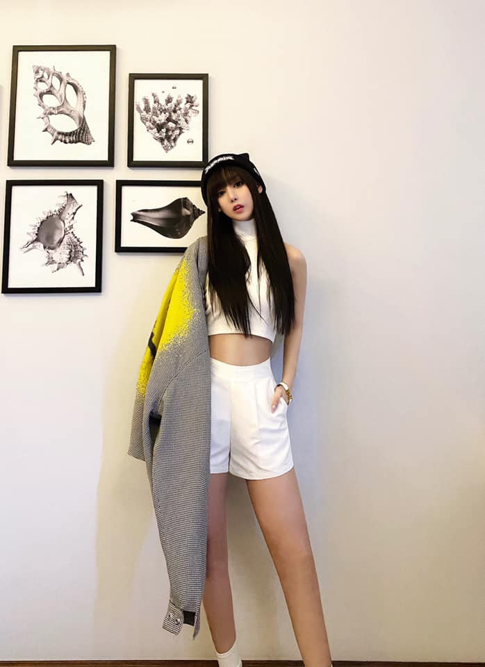 Sở hữu vóc dáng nuột nà, thon thả, bạn gái Karik không ngại diện những bộ croptop khoe vòng eo con kiến.