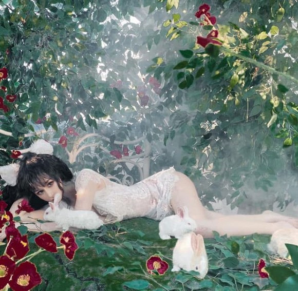 Thân hình nóng bỏng của người đẹp được tôn lên trong những bộ đồ ôm sát.