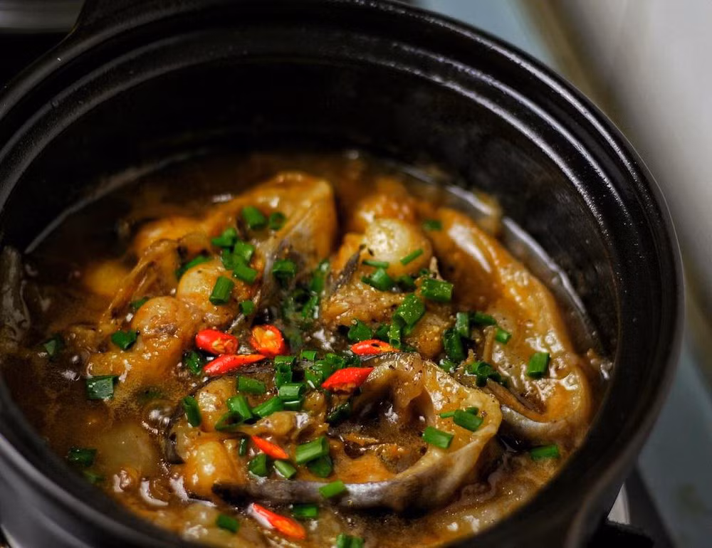 Với món ăn này người ta thường đợi cá kho đến đậm rồi thì mới dầm trái bần ra lấy nước bỏ hạt rồi chắt vào nồi cá kho. Nếu thích đậm đà thì chắt với ít nước sôi để bần ra vị chua nhiều hơn. Thi thoảng có thể nấu nhiều nước cá để ăn với bún cũng rất ngon.