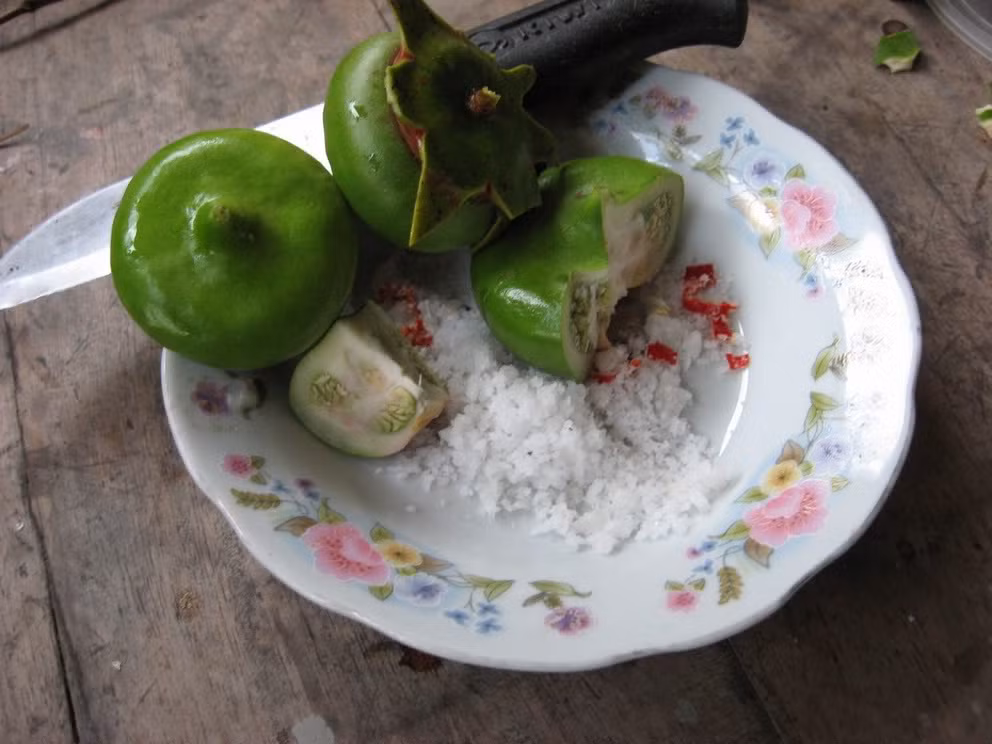 Trái bần có vị chua và chát dù là chín hay sống nhưng khi chín mùi thơm rất nồng nàn nhiều người miền Tây hái để trong nhà cho hương thơm lan tỏa. Chính vì hương vị đặc biệt nên trái bần được tận dụng làm món ăn tạo nên món “đặc sản” cho vùng đất miền Tây.