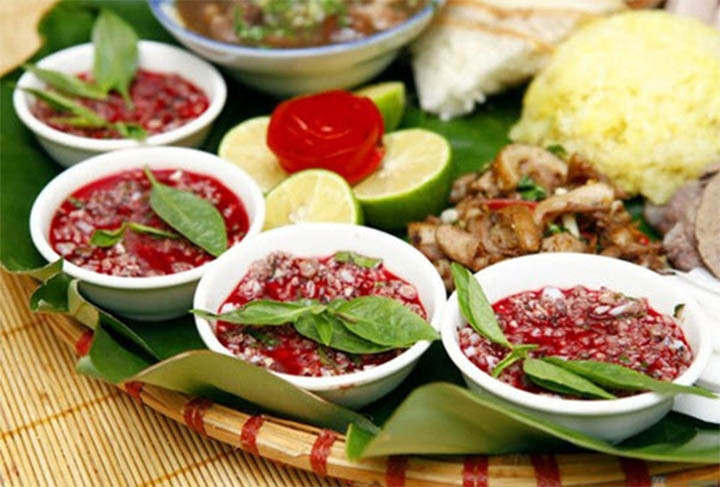 Ăn tiết canh bản chất là ăn máu sống cùng với các loại thịt, xương nên hoàn toàn không thể tiêu diệt các loại vi khuẩn, ký sinh trùng có trong con vật. Đến nay vẫn không có cơ sở để khẳng định ăn tiết canh vịt mát, chẳng qua khi ăn tiết canh, ăn máu sống và thịt để nguội nên có cảm giác mát trong miệng. Do đó, không nên ăn tiết canh vịt dù nhìn con vịt đó có vẻ khỏe mạnh.