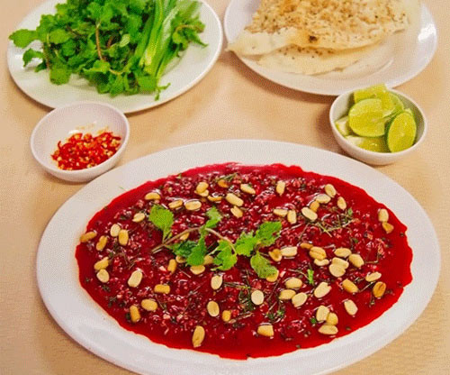 Tiết canh vịt: Ăn tiết canh vịt dễ nhiễm vi rút cúm gia cầm và nguy cơ mắc bệnh rất cao, có thể tử vong. Cúm gia cầm là bệnh truyền nhiễm cấp tinh do vi rút H5N1 gây ra. Ở vịt, bệnh này khiến vịt chết đột ngột, hàng loạt và lây lan nhanh.