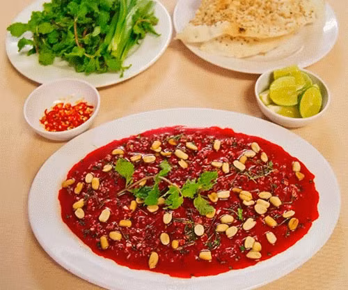 Tiết canh vịt: Ăn tiết canh vịt dễ nhiễm vi rút cúm gia cầm và nguy cơ mắc bệnh rất cao, có thể tử vong. Cúm gia cầm là bệnh truyền nhiễm cấp tinh do vi rút H5N1 gây ra. Ở vịt, bệnh này khiến vịt chết đột ngột, hàng loạt và lây lan nhanh.