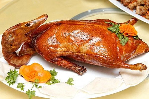 Cổ vịt: Có những thông tin cho rằng trên cổ vịt, gà chứa cách hạch bạch huyết độc hại có thể ảnh hưởng tới sức khỏe nếu ăn. Khi ăn cổ vịt các tuyến đó sẽ đi vào đường tiêu hóa và gây nên nhiều bệnh nguy hiểm cho con người. Vì vậy, chúng ta nên hạn chế ăn phần cổ vịt và nên bóc bỏ da trước khi ăn.