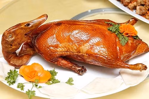 Cổ vịt: Có những thông tin cho rằng trên cổ vịt, gà chứa cách hạch bạch huyết độc hại có thể ảnh hưởng tới sức khỏe nếu ăn. Khi ăn cổ vịt các tuyến đó sẽ đi vào đường tiêu hóa và gây nên nhiều bệnh nguy hiểm cho con người. Vì vậy, chúng ta nên hạn chế ăn phần cổ vịt và nên bóc bỏ da trước khi ăn.