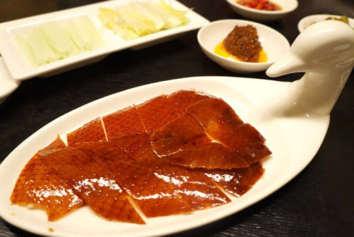 Da vịt: Rất nhiều người trong đó có cả trẻ em thích ăn da vịt vì da khá béo và giòn. Mặc dù vậy, đây là bộ phận chứa nhiều cholesterol có hại và có nhiều vi khuẩn nhất của con vịt. Ảnh: Internet.