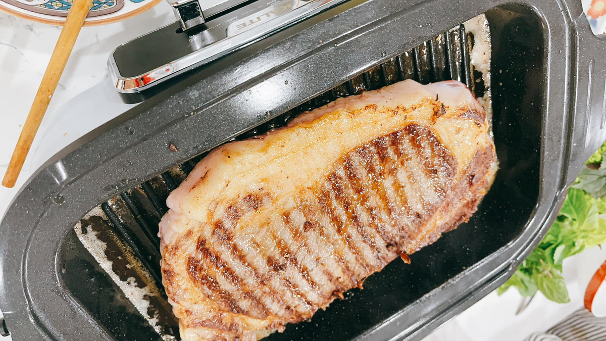 Ngọc Hân cho hay, thịt nướng hơi xém vừa ngon vừa mềm ngọt.