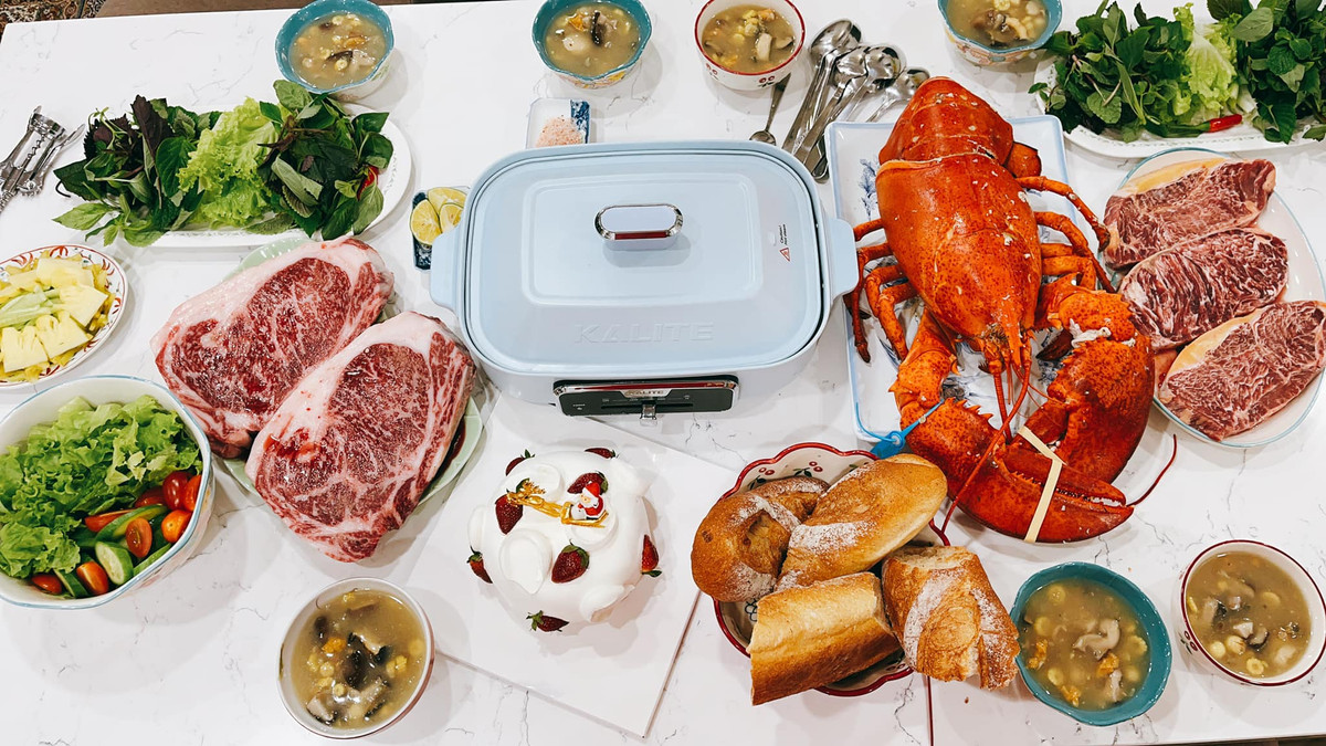 Mâm tiệc Giáng sinh do Ngọc Hân tự tay chuẩn bị vô cùng bắt mắt và đầy đủ dinh dưỡng với các món ngon như tôm hùm Aslaska, bò Waygu, súp bào ngư...