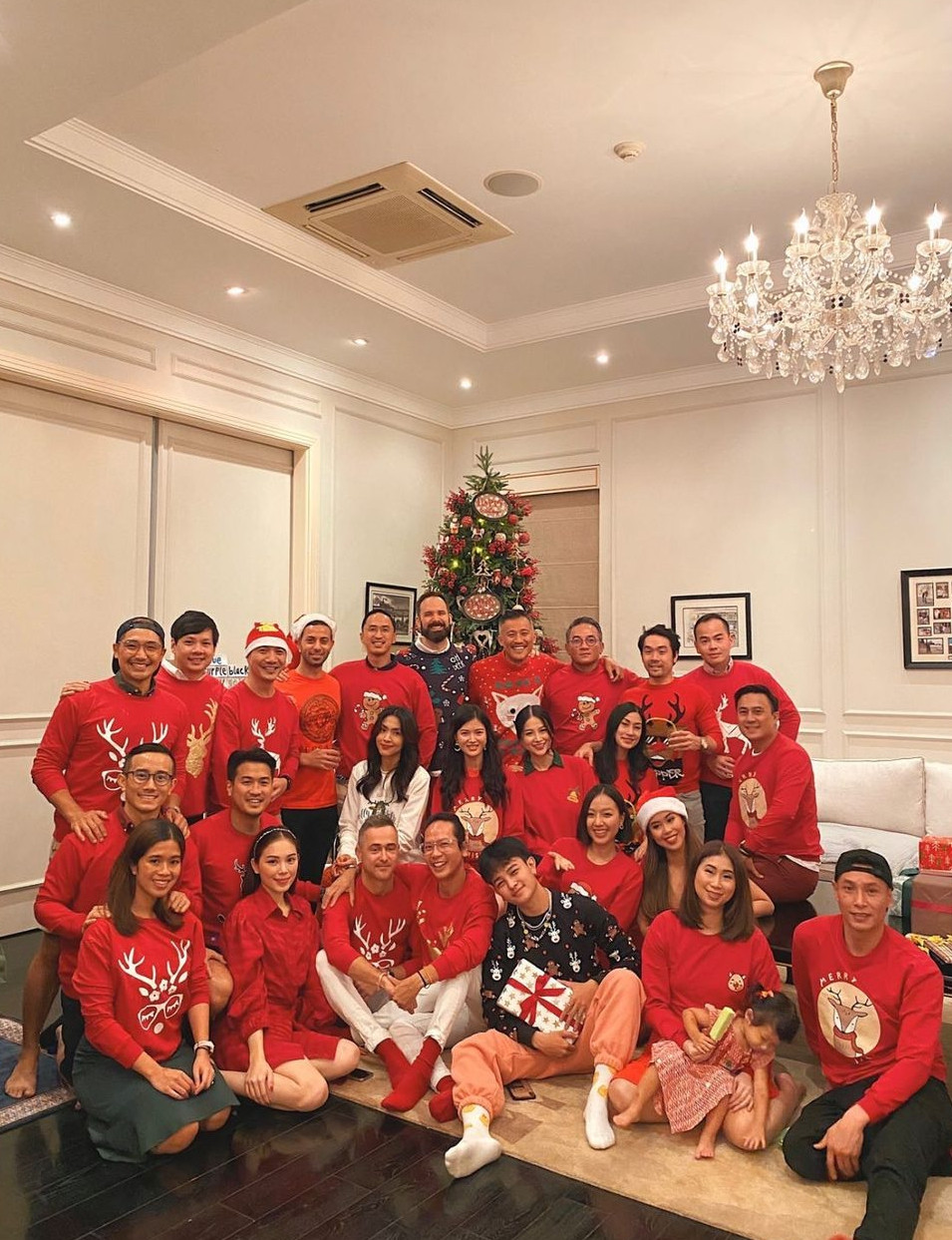 Mới đây, Tăng Thanh Hà xuống bếp chuẩn bị bàn tiệc đủ món hấp dẫn đãi bạn bè và người thân nhân dịp Noel.