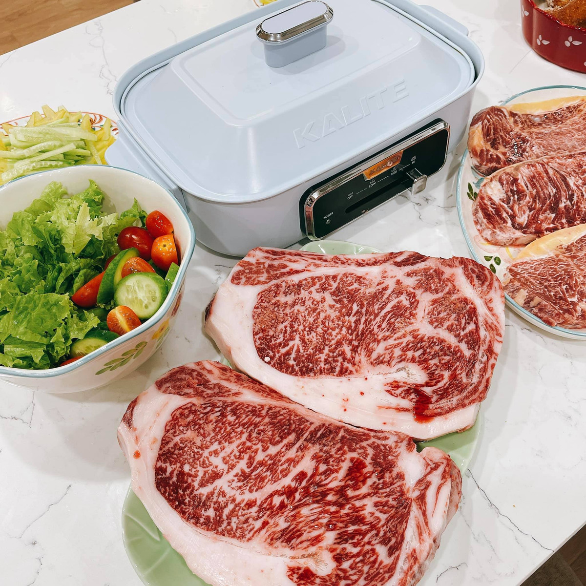 Ngoài ra, nàng hậu còn chuẩn bị 4 tảng thịt bò Waygu để nướng cùng gia đình thưởng thức.