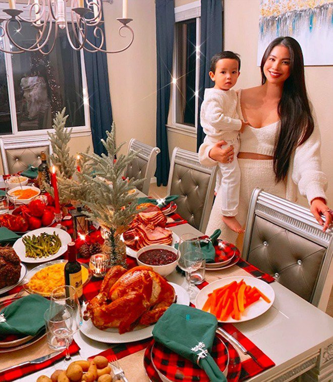 Không khí Giáng sinh đã ngập tràn trong gia đình của Phạm Hương tại Mỹ từ nhiều tuần nay. Hoa hậu hoàn vũ Việt Nam 2015 đã trang hoàng nhà cửa với cây thông Noel lớn trong nhà từ cách đây 2 tuần. Từ lễ Tạ ơn, bà mẹ một con cũng đã chuẩn bị nhiều món ăn truyền thống của người phương Tây và mở tiệc tại nhà.