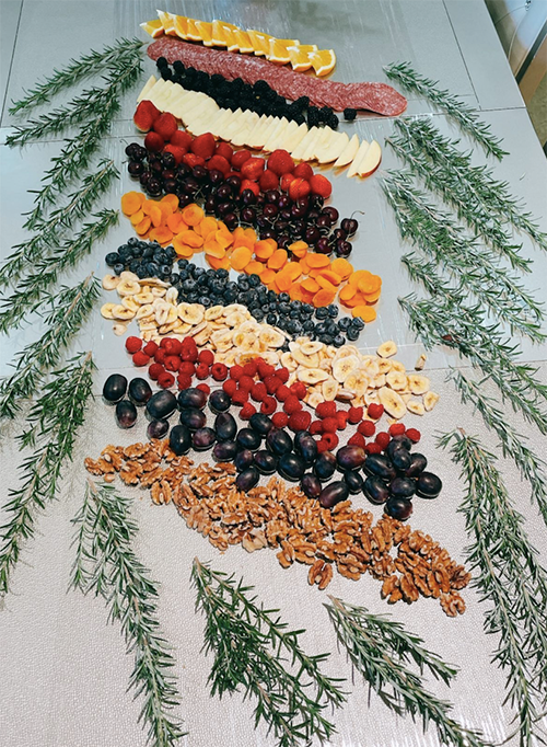 Bên cạnh tiệc chính, Phạm Hương sáng tạo một khay đồ nhắm rượu, sắp xếp hành hình cây thông Noel, sang trí với những cành hương thảo. Các món ăn như trái cây như cam, dâu tây, táo, việt quất, cherry, nho và các loại hạt, ngoài ra còn có xúc xích salami...