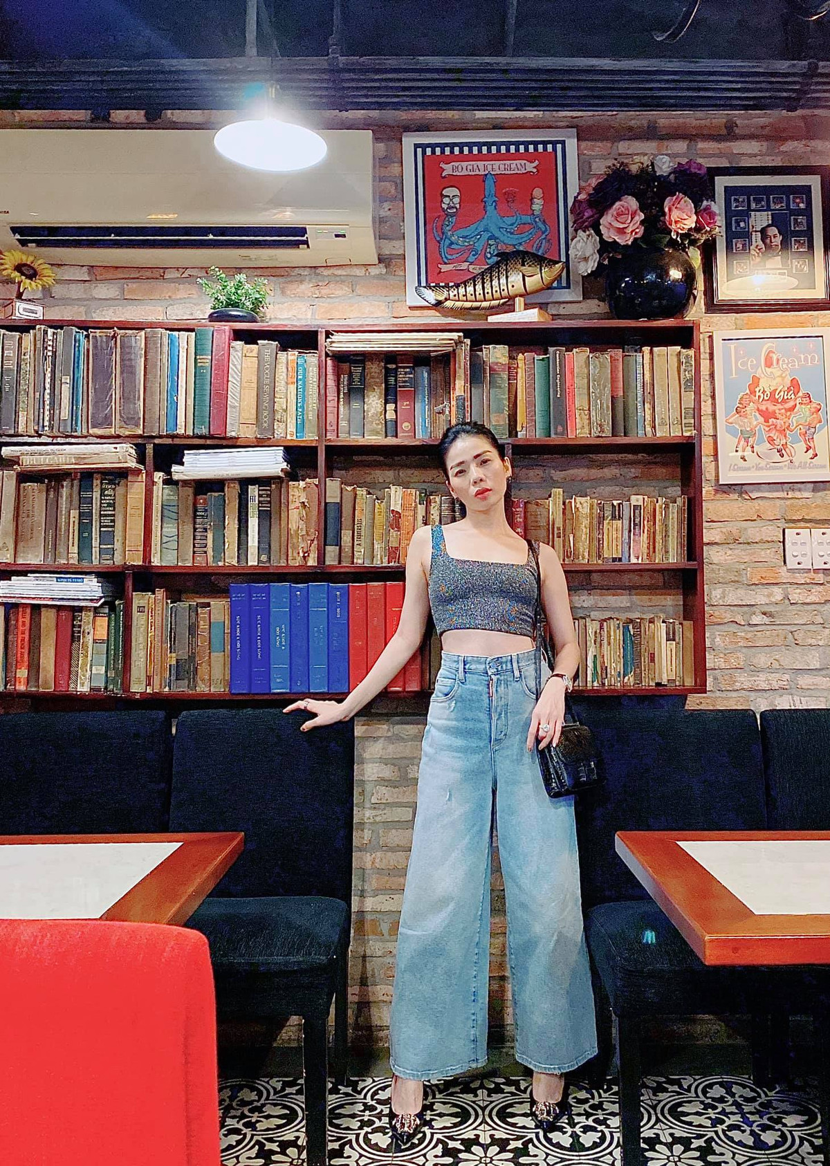 Lệ Quyên chia sẻ bí quyết giảm mỡ bụng hiệu quả của mình là luyện thanh. Cô cho rằng, khi hát thì ca sỹ phải lấy hơi bằng bụng nên nhờ thế mà họ có vòng hai khá thon gọn.