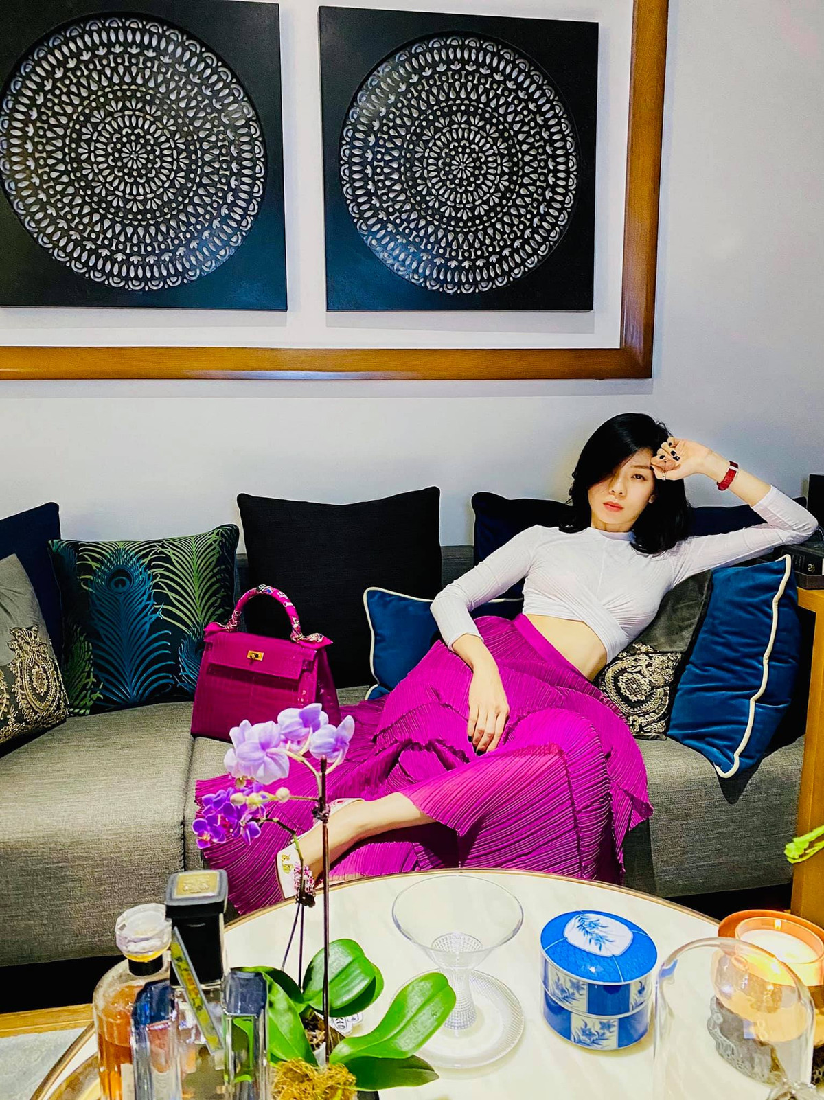 Lệ Quyên thường xuyên diện những bộ váy ôm sát đường cong cơ thể khoe vòng 2 thon gọn khó ngờ. Ảnh: FBNV.