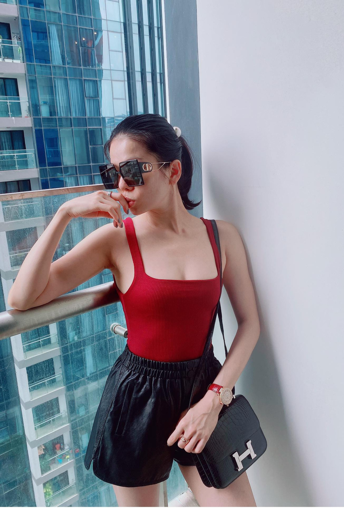 Lệ Quyên là một trong những ca sĩ Việt vẫn giữ được vóc dáng thon thả dù đã trải qua một lần sinh nở. Người đẹp sinh năm 1981 rất chăm chút cho ngoại hình, hàng ngày nữ ca sĩ đều tuân thủ các chế độ ăn uống và tập luyện nghiêm khắc.