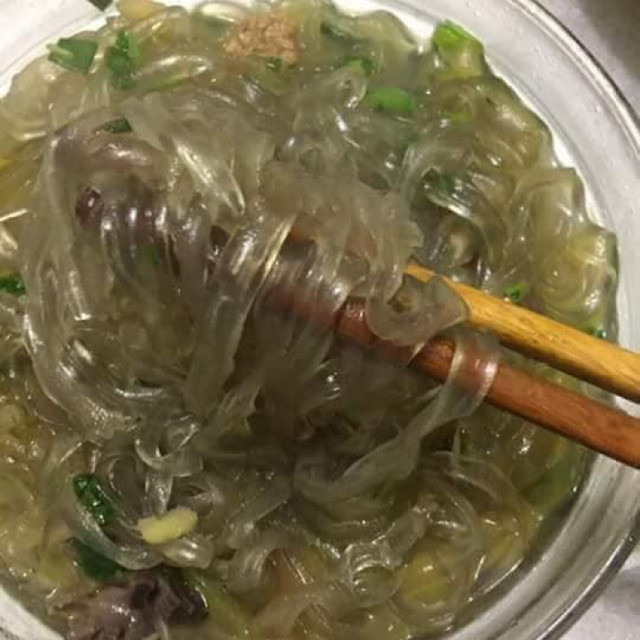 4. Miến dong Na Rì: Miến dong là đặc sản của Na Rì, Bắc Kạn. Miến được chế biến hoàn toàn thủ công từ tinh bột nguyên chất của những củ dong riềng trồng trên đèo Áng Toòng. Nhờ sự tài tình và bàn tay khéo léo mà con người đã chế biến ra món miến thơm ngon, giữ trọn hương vị và màu sắc.