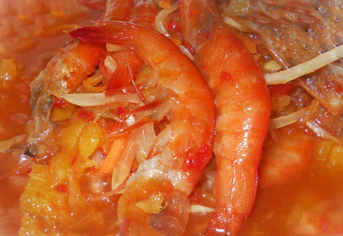 2. Tôm chua Ba Bể: Từ ngày xa xưa, do tôm cá đánh bắt được nhiều nên người dân khu vực Ba Bể không chỉ đem ra chế biến những món thông thường mà còn biết làm những món như tôm chua, cá chua để có thể lưu giữ được lâu hơn. Đây là món đặc sản khiến khách du lịch ăn một lần là nhớ mãi hương vị đặc trưng của nó.