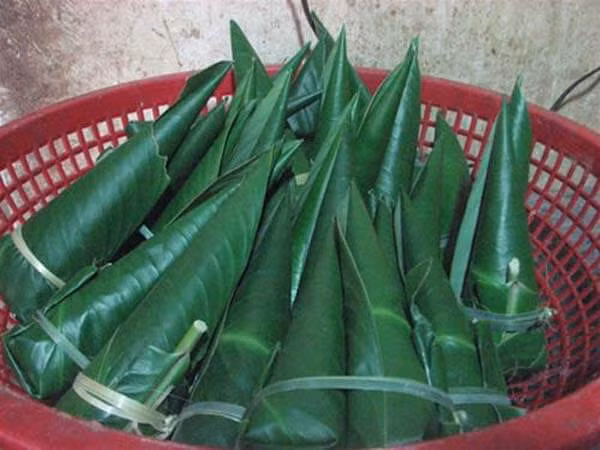 8. Bánh Coóc Mò: Coóc Mò là một loại bánh của dân tộc Tày. Bánh có hình dạng khá giống bánh gio nhưng cách làm lại khác hẳn. Bánh Coóc Mò được gói bằng lá chuối, có màu xanh rền, làm từ gạo nếp nương cho độ dẻo thơm ngon, bên trong còn có nhân lạc đỏ. Bánh ăn không ngán, thích hợp với tất cả mọi người.