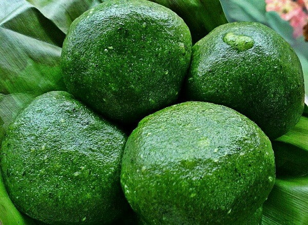 3. Bánh ngải: Dân tộc Tày có một loại bánh rất riêng mà không dân tộc nào có, đó chính là bánh ngải. Món bánh này rất giống với bánh dày nhưng khi ăn lại cho vị hoàn toàn khác biệt. Bánh có màu xanh đặc trưng, lại có mùi thơm của ngải cứu. Để làm bánh này, người dân đã lựa chọn loại gạo nếp nương ngon nhất để chế biến.