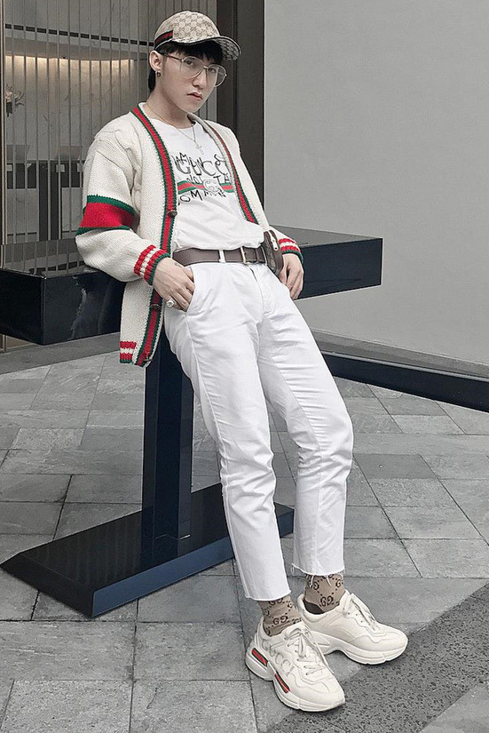 Một mẫu giày độn đế khác của Sơn Tùng – Gucci Rhyton – có giá khoảng 23 triệu đồng.