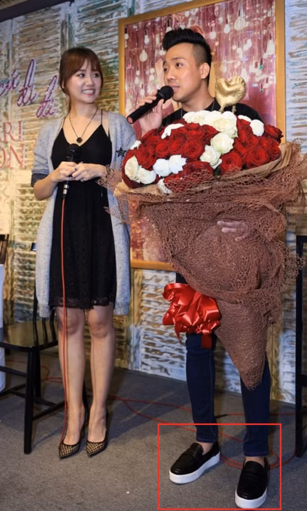 Những đôi giày thể thao được anh đeo trong đời thường cũng có phần gót khoảng 3-5 cm.