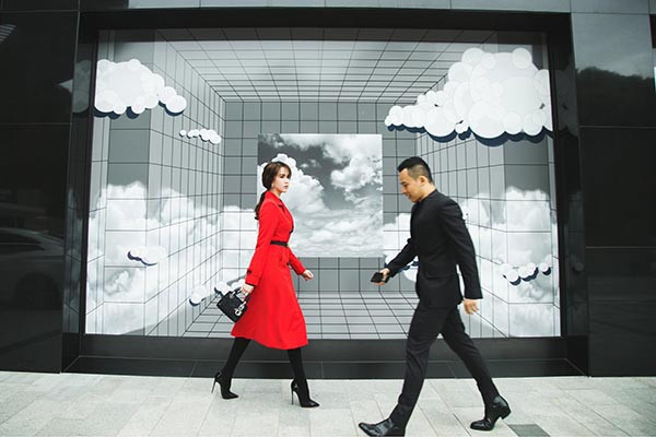 Những đôi boots da với phần đế khoảng 5-7cm được Khắc Tiệp tận dụng để tôn chiều cao cho mình.