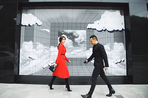 Những đôi boots da với phần đế khoảng 5-7cm được Khắc Tiệp tận dụng để tôn chiều cao cho mình.