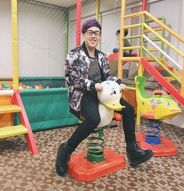 Trung Quân Idol gắn bó với những mẫu giày thể thao đế độn nhằm cải thiện chiều cao khiêm tốn và thân hình mũm mĩm.