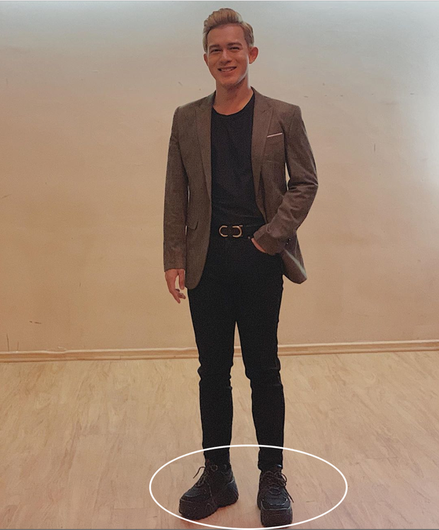 Diễn viên Quang Anh, người nổi tiếng với vai Bảo trong bộ phim Về nhà đi con, cũng từng đeo đôi giày độn tới 9cm trong chuyến lưu diễn châu Âu.