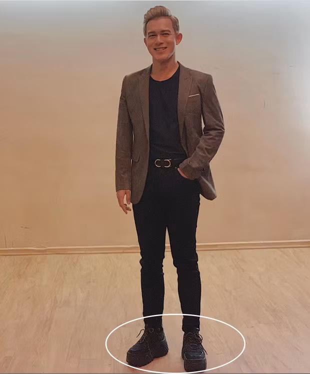 Diễn viên Quang Anh, người nổi tiếng với vai Bảo trong bộ phim Về nhà đi con, cũng từng đeo đôi giày độn tới 9cm trong chuyến lưu diễn châu Âu.