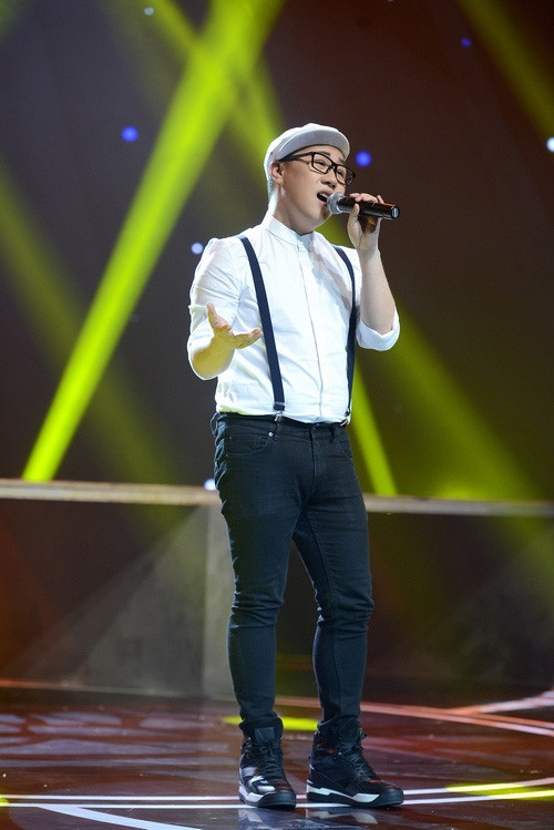 Nam ca sĩ là một trong những tín đồ của giày đế độn. Anh chàng thường chọn những mẫu giày thể thao đế độn khỏe khoắn và hầm hố.