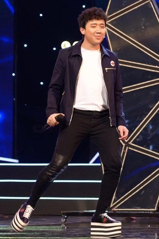 Trấn Thành là một trong những sao nam thường đeo giày đế độn. Nam diễn viên từng đi giày Gucci đế bằng, cao 15 cm.