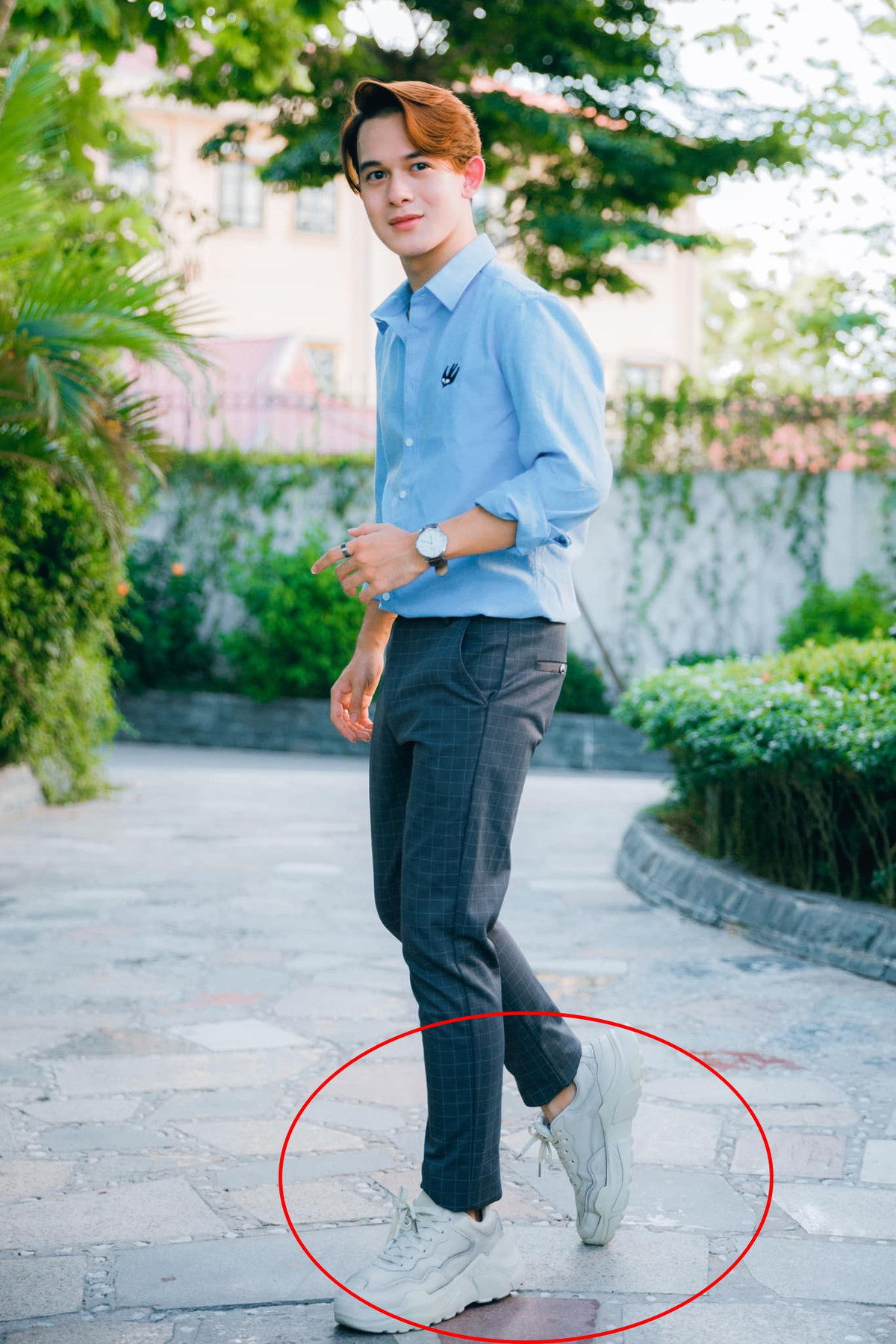 Nam diễn viên sinh năm 2000 rất hay lựa chọn những đôi giày có phần đế cao nhằm "hack" chiều cao một cách khéo léo. Ảnh: Internet. 