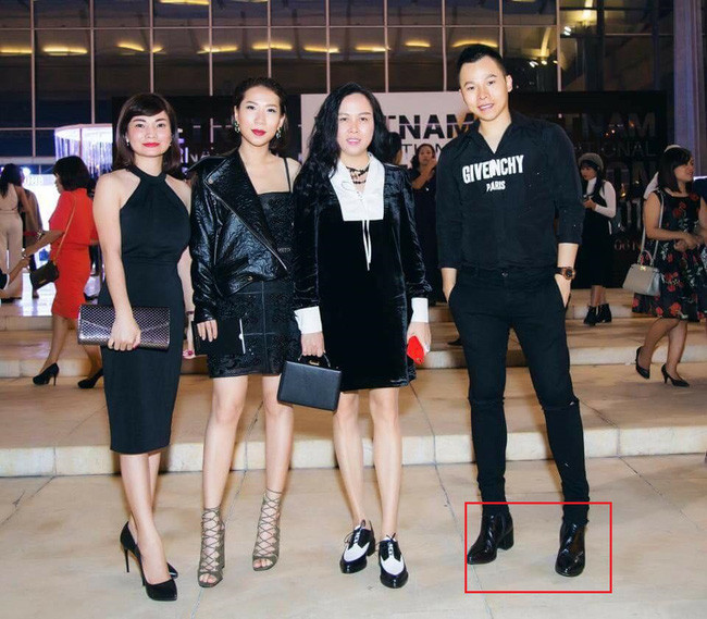 Mặc dù vóc dáng của anh không phải là thấp bé nhưng vì thường xuyên xuất hiện cùng dàn chân dài nên Khắc Tiệp không thể để mình "lép vế" trước họ.