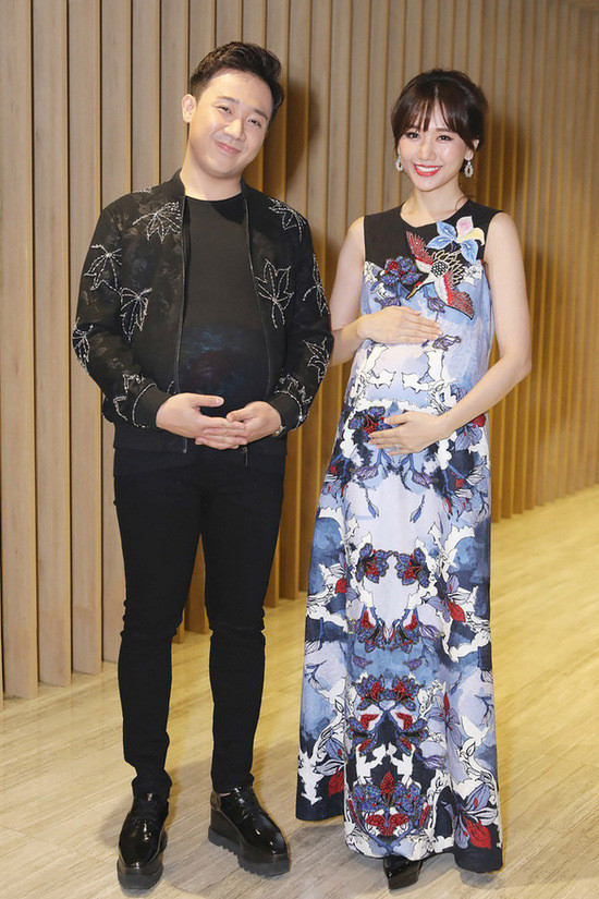 Giày da bóng cao khoảng 8 cm giúp nam diễn viên cao nhỉnh hơn bà xã.