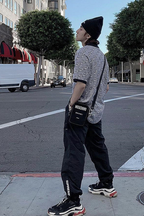 Sơn Tùng M-TP là fan của sneakers đế cao. Dòng Triple S của thương hiệu giày Balenciaga cao 7 cm, thiết kế có độ thoải giúp anh “ăn gian” chiều cao mà ít bị chú ý.
