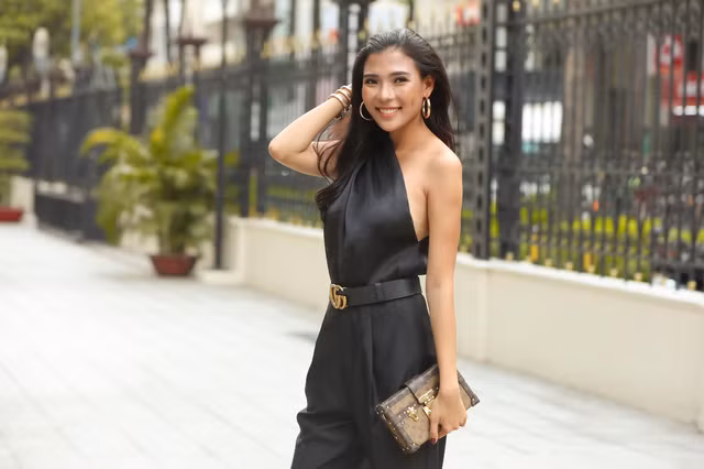 Khác hẳn với tạo hình nhân vật Nhớ đen đúa, quê mùa trong Cát Đỏ, Thúy Diễm ngoài đời là một cô gái ăn mặc nóng bỏng, sành điệu không kém các hot girl.