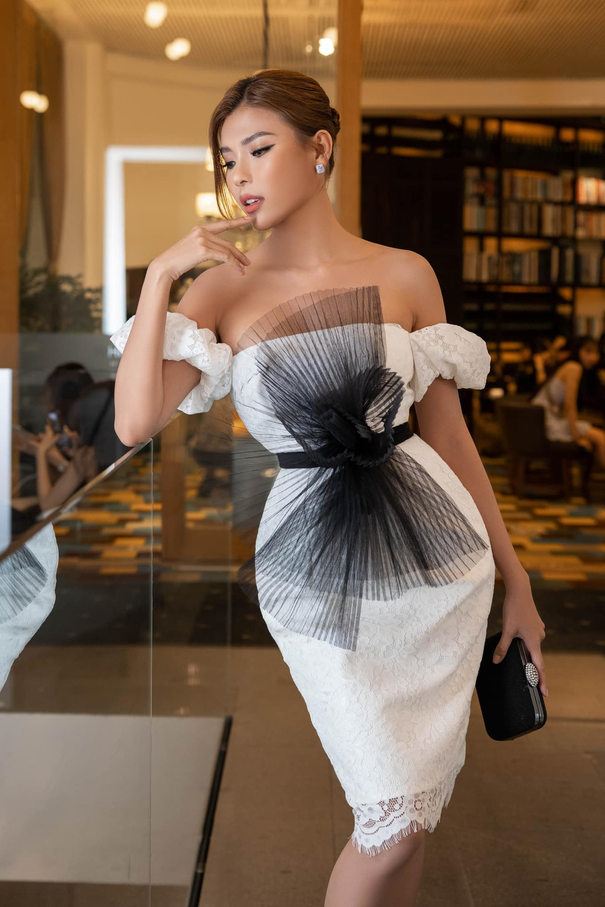 Thúy Diễm chiếm spotlight tại sự kiện khi diện chiếc đầm trắng trễ nải với điểm nhấn là chiếc nơ đen ở eo.