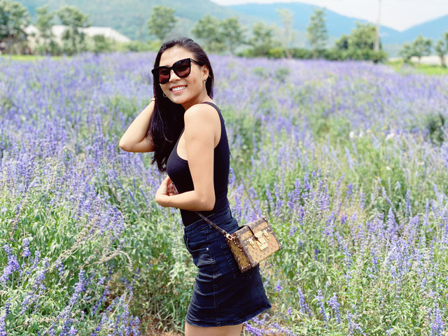 Người đẹp 34 tuổi trẻ trung và năng động với áo thun sát nách phối cùng chân váy jeans.