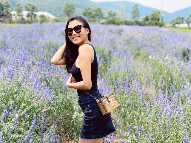 Người đẹp 34 tuổi trẻ trung và năng động với áo thun sát nách phối cùng chân váy jeans.