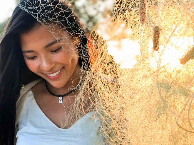 Nữ diễn viên sinh năm 1986 chia sẻ quá trình làm phim ‘Cát đỏ’ thực sự là cực khổ vất vả vô cùng trong bối cảnh nắng nóng. Thời gian quay người cô lúc nào cũng bỏng rát, da đen sạm khiến ông xã lẫn con trai ở nhà cũng không nhận ra.