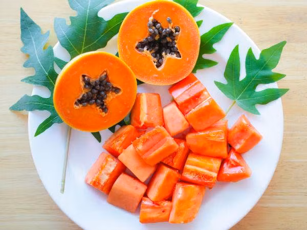 5. Đu đủ: Một nghiên cứu đề cập đến khả năng chống tiết niệu của đu đủ trong các loại thuốc truyền thống để điều trị sỏi tiết niệu. Đu đủ có thể giảm nguy cơ hình thành sỏi thận và được coi là tốt cho sức khỏe của thận.