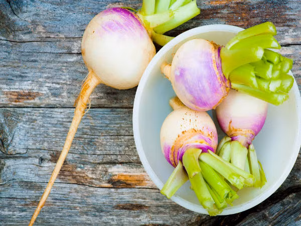 8. Củ cải rất tốt cho thận vì chúng có hàm lượng oxalat thấp. Ngoài ra, chúng chứa nhiều kali, vitamin C và chất xơ góp phần vào sức khỏe tốt của thận bằng cách tăng lượng nước tiểu.