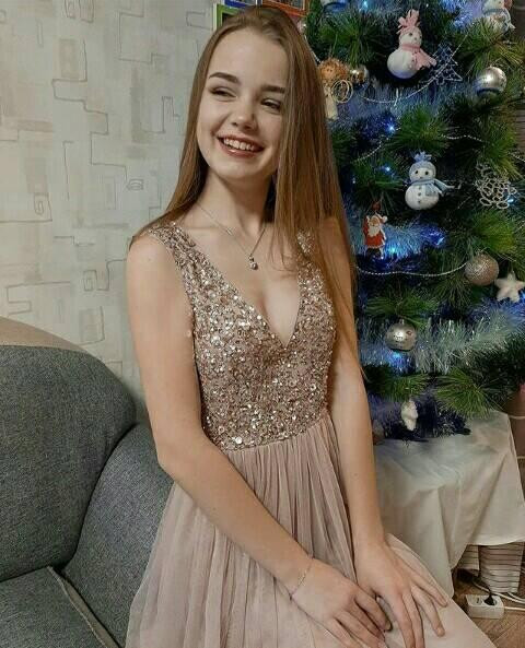 Chiếc đầm xẻ ngực quyến rũ giúp cô nàng khoe vòng một nảy nở ở tuổi 16.