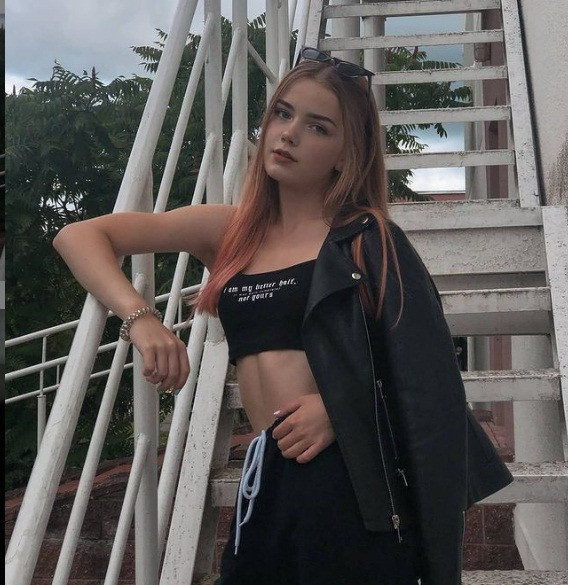 Thiếu nữ 16 tuổi thỉnh thoảng cũng "đổi gió" với phong cách thời trang cá tính. Ảnh: IG.