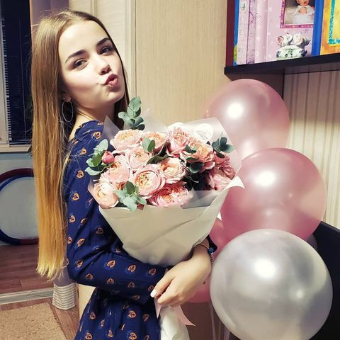 Thường ngày, cô thường mặc các kiểu đầm nữ tính và kín đáo hơn.