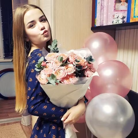 Thường ngày, cô thường mặc các kiểu đầm nữ tính và kín đáo hơn.