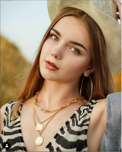 Đôi khi, cô nàng cũng thích diện các trang phục gợi cảm khoe vóc dáng.