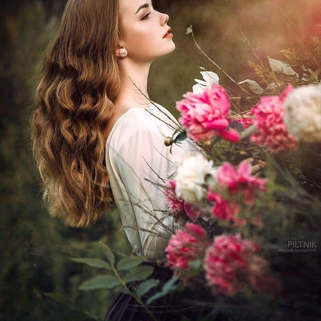 Các trang phục đơn giản và nhẹ nhàng phù hợp với độ tuổi mới lớn của cô bé.